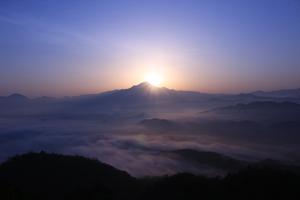 雲海に包まれた大山と朝日
