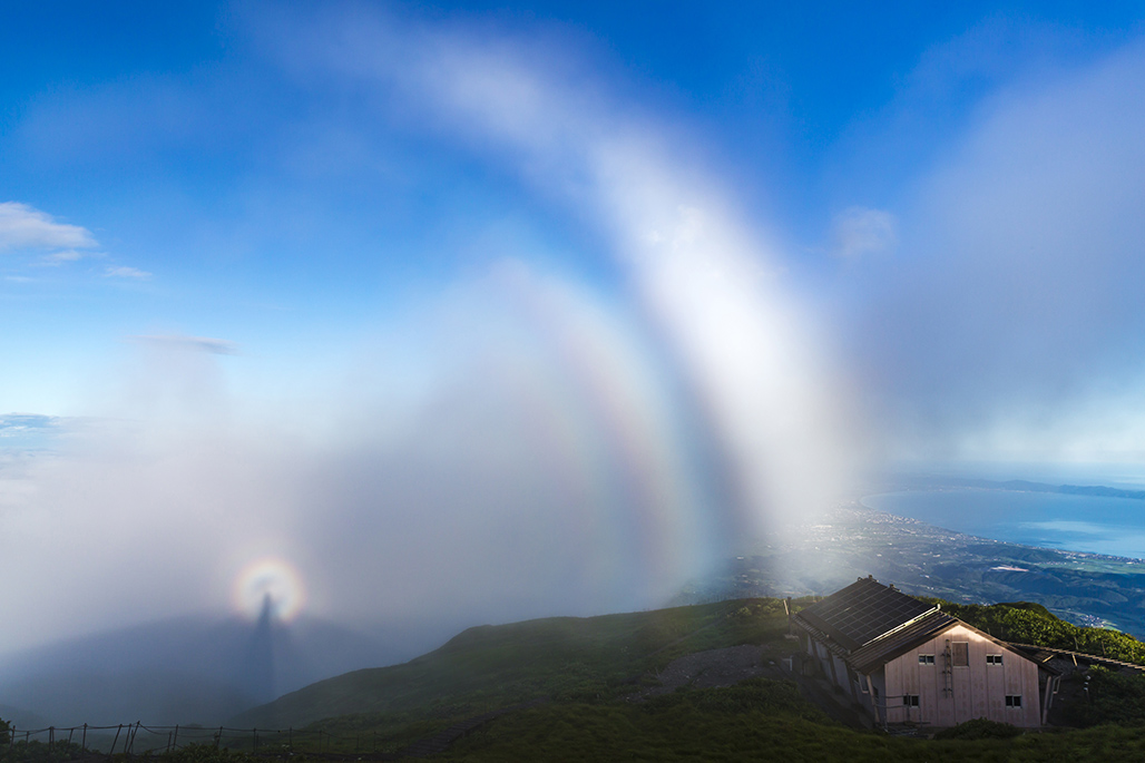 大山山頂でブロッケン現象と霧虹に遭遇