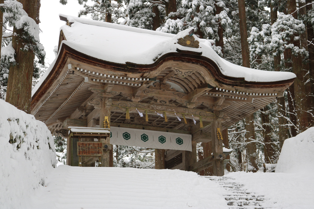雪の大神山神社神門