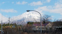 大山頂上に届く街灯