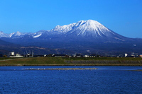 青空に浮かぶ大山