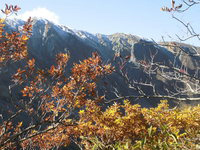 大山の初冠雪と紅葉