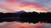 大山と朝焼け