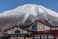 たくましくそびえ立つ冬の大山