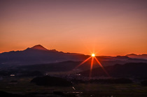 清々しく朝陽を浴びる伯耆富士