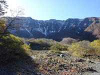 行者登山道大堰堤から見上げた大山主峰