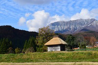 大山と御机の茅葺き小屋