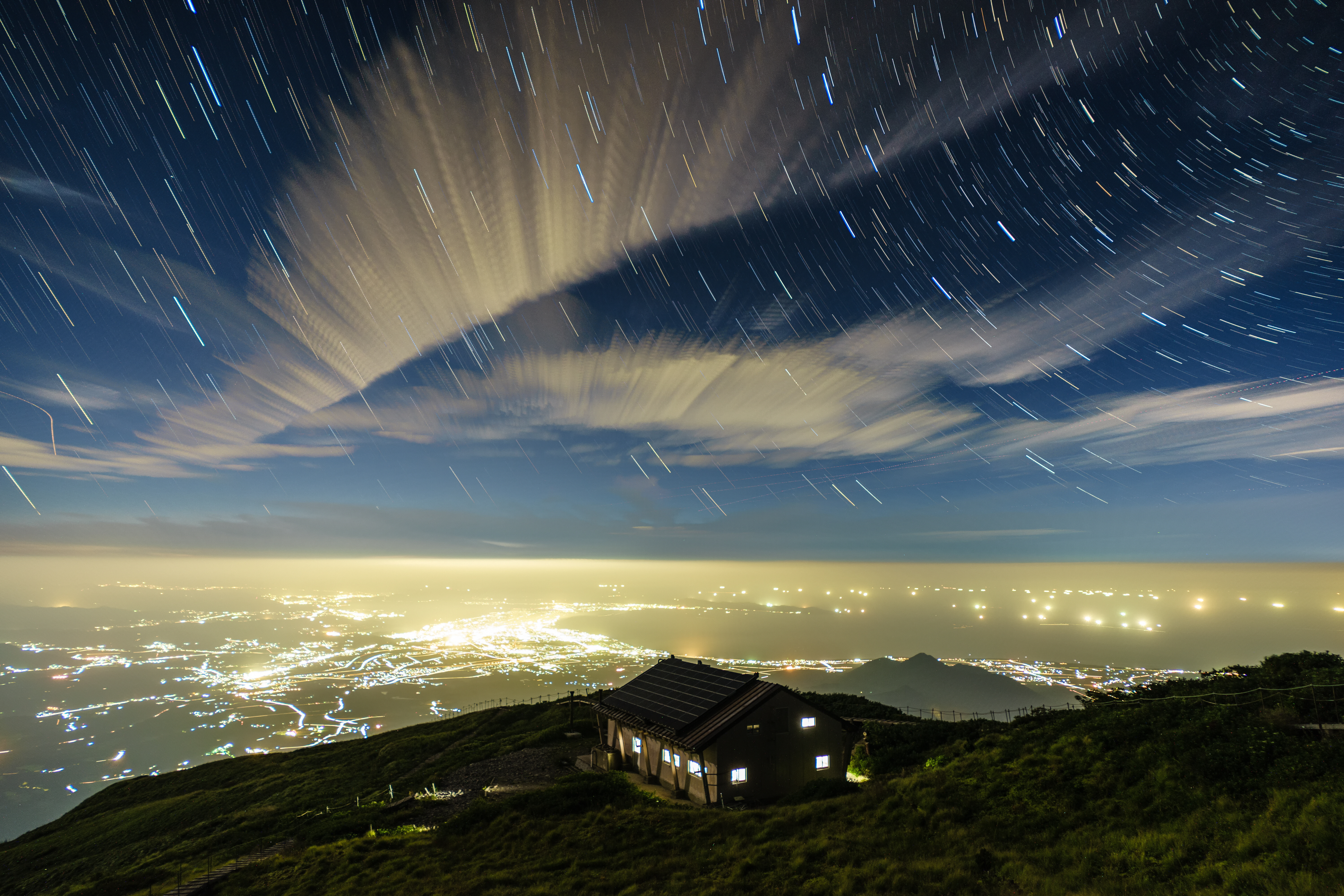 大山から望む星空と夜景