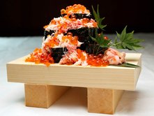 こぼれイクラと紅ズワイガニの海鮮巻き寿司